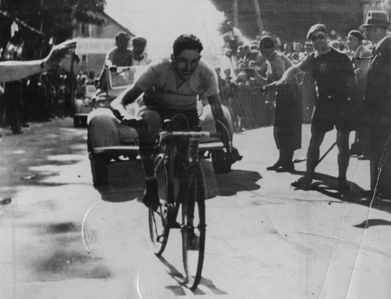 Tour de France 1938, 14a tappa Digne - Brianon. L’ arrivo vittorioso di Gino Bartali, che quel giorno strapp la maglia gialla al belga Vervaecke, per tenerla fino a Parigi (Fulgur)